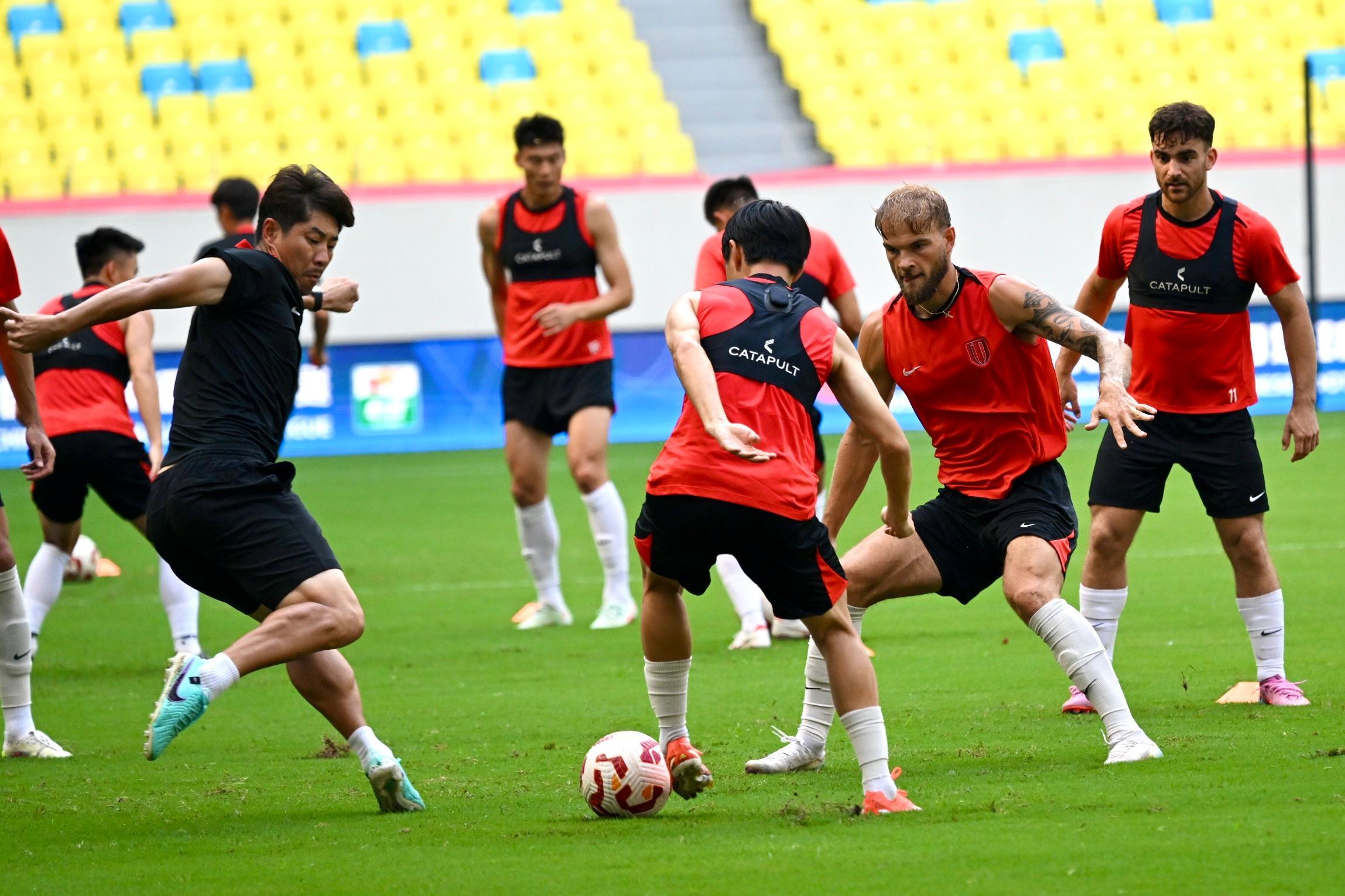 清晨武汉三镇备战意甲,内部沟通细节曝光,赛场秩序良好,临场指挥获称赞 清晨武汉三镇备战意甲,内部沟通细节曝光,赛场秩序良好,临场指挥获称赞